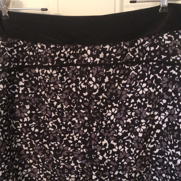NWOT Lands End Black and White Floral Swim Shorts. - Picture 5 of 10